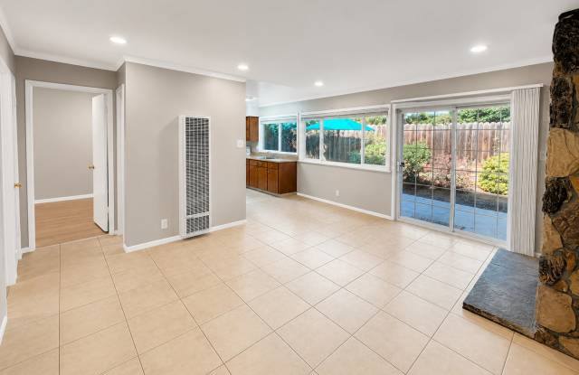 Light & Bright 2-Bedroom Condo Near Downtown Walnut Creek & BART Gallery 4