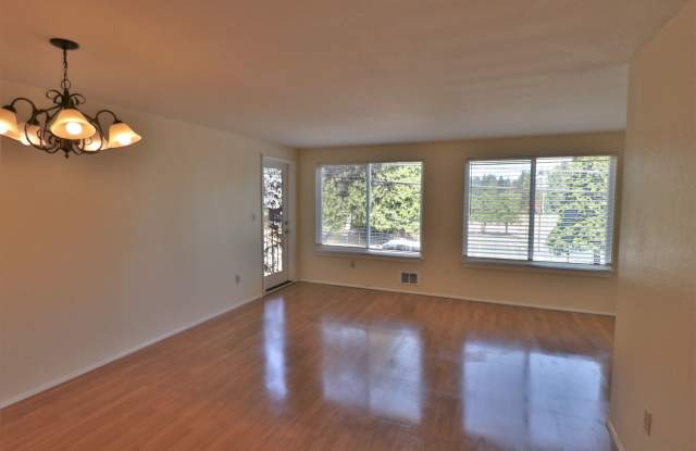 2 Bedroom 1 Bathroom w/ Deck and Parking! photos photos