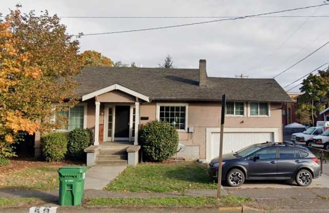 West University 4 bedroom home with fenced yard just one block from Safeway - Available Sept. 12th! - 59 West 18th Avenue, Eugene, OR 97401