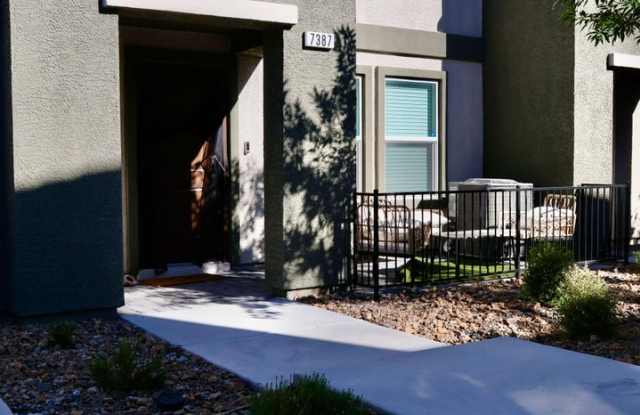 Beautiful 3-Bedroom Townhome in Villages at Tule Gallery 4