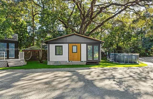 5511 Woodland Ln - 5511 Woodland Lane, Hollywood, FL 33312