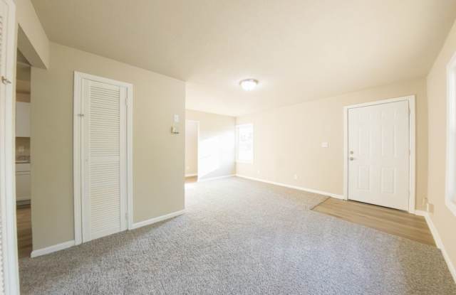 2 Bedroom 2 Stall Garage - East Side Gallery 4