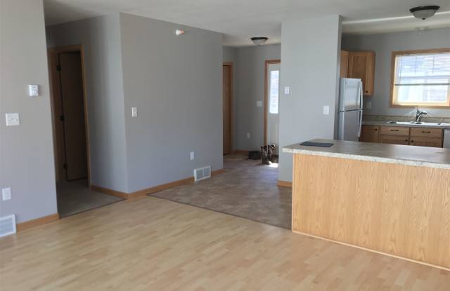 547 4th Ave SW - 547 4th Ave SW, Valley City, ND 58072