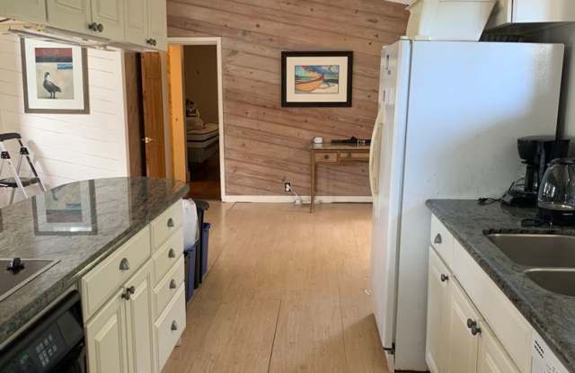 Great Kahana Home- 50 yards to the beach! Gallery 1