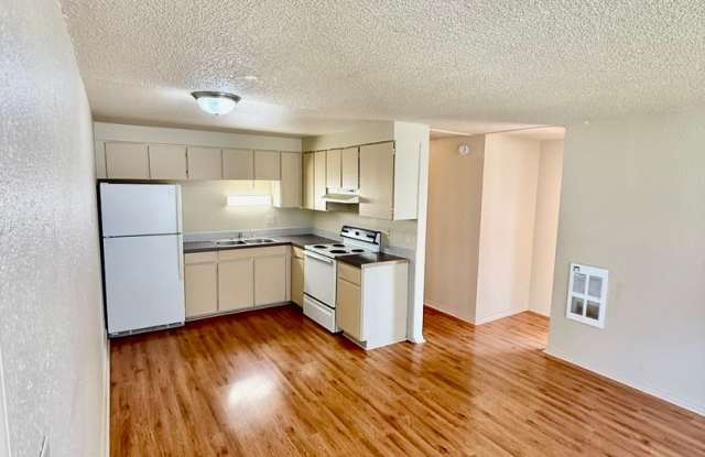 2bdrm, 1 bath lower level apartment close to parking and shopping photos photos