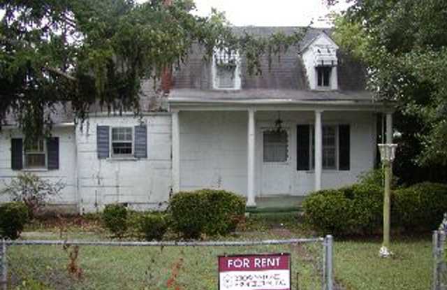 Single Family House - Alta Vista, VA - 1301 3rd Street, Altavista, VA 24517 Single Family House - Alta Vista, VA - 1301 3rd Street, Altavista, VA 24517