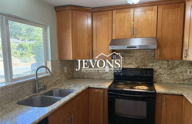Spacious 5 bedroom home with two kitchens, bonus room, minutes away from Seattle–Tacoma International Airport photos photos