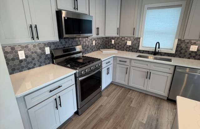 AVAILABLE IMMEDIATELY!  Brand New Build 3 Bed 2.5 Bathrooms Gallery 4