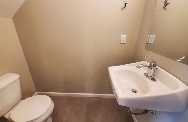 2 Bedroom 1.5 Bathroom Townhouse Gallery 4