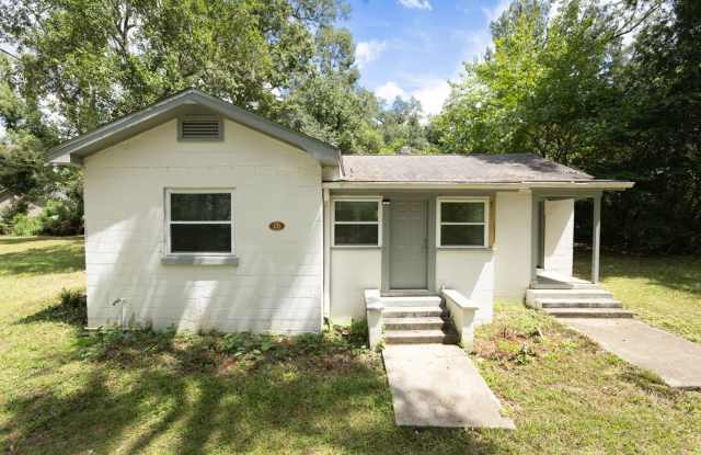 3/1 near schools, shopping, and entertainment. Gallery 4