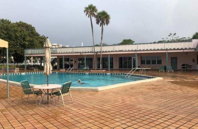 1481 NE Miami Gardens Dr photos photos