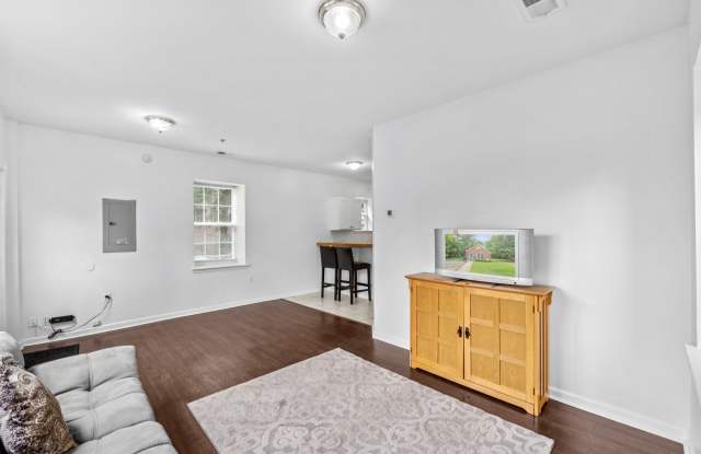 4813 Calvert Road Gallery 4