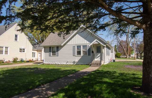 Adorable Austin home on corner lot with 2-car garage! photos photos