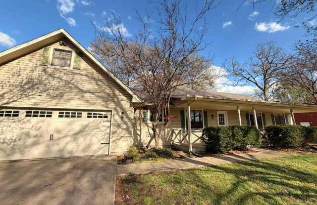 COMING SOON: COMFORT MEETS STYLE IN THIS SPACIOUS BEAUTIFUL 3 BEDROOM / 2 BATHROOM WITH XTRA ROOM, 2 CAR GARAGE, AND SPACIOUS YARD WITH BACK PATIO!!! photos photos