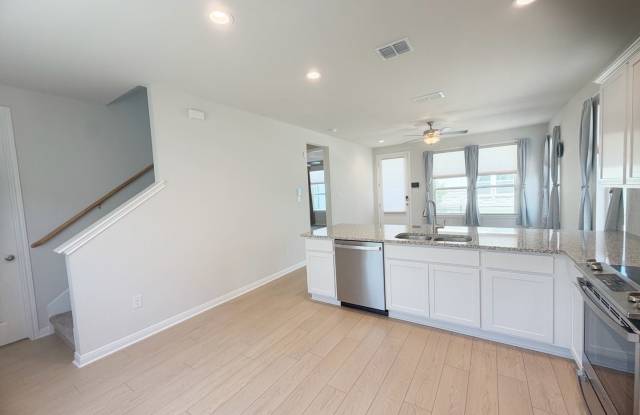 2 Bed / 2.5 Bath Home Ready for Lease! Gallery 4