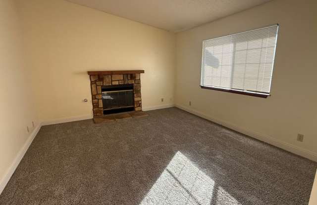 Apple Valley, Spacious 3 Bedrooms, 2 Bathrooms, New Carpet & Paint Gallery 3