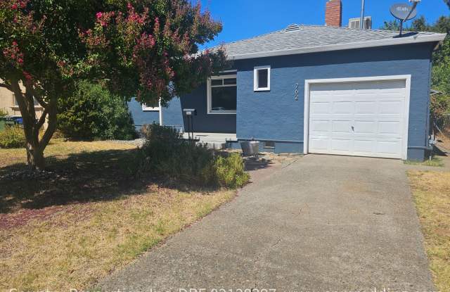 Classic Garden Tract 2 Bedroom House with Hardwood Floors Available Now! photos photos