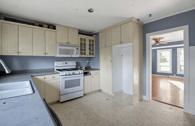 Charming 2BR House in Crystal Lake Gallery 4