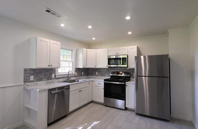 3 ROOM 1 BATH - High-End Executive Retreat with Panoramic Mountain Views Gallery 4