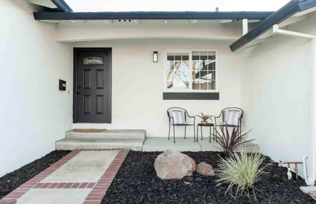 Stunning 4-Bedroom Home with Designer Finishes in Val Vista – 05/10 Ready to Rent! Gallery 4