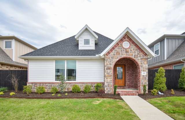 Luxurious 4 Bedroom, 3.5 Bathroom Home In Fayetteville, AR photos photos