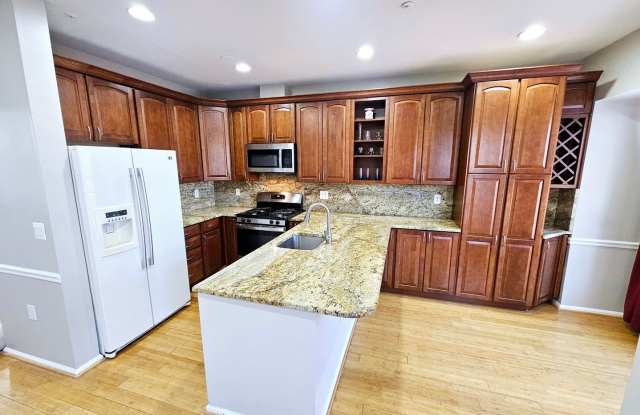 Crofton Village Townhome 4 Ba 3.5 Br with Deck Gallery 4
