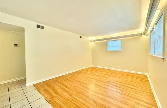 2 Bedroom in Lindley Park close to UNCG Gallery 4
