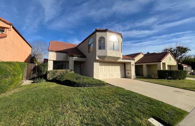 MOVE-IN READY 4+2.5 w/family room + large primary suite! photos photos