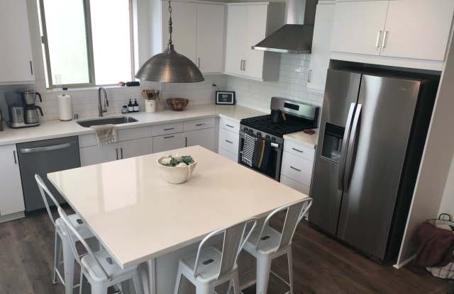 Mid-town (THE MILLS) Stunning Tri-Level  (PLEASE READ ENTIRE AD FOR SHOWINGS & DETAILS) Gallery 4