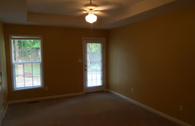 4 bedroom house, huge storage room! Gallery 4
