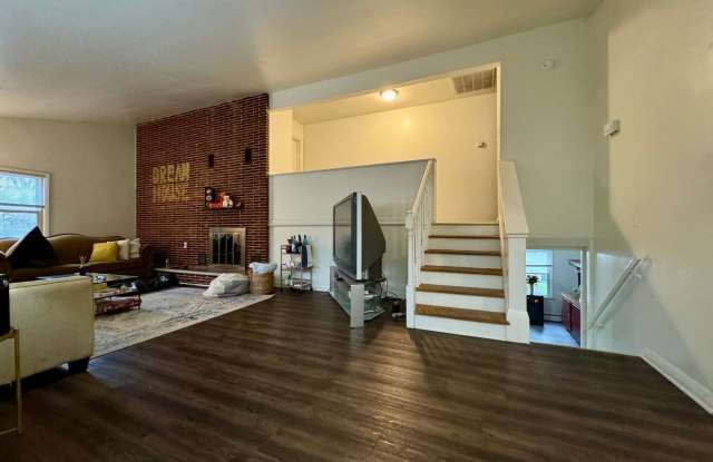 Spacious Home in Downtown Blacksburg Gallery 4