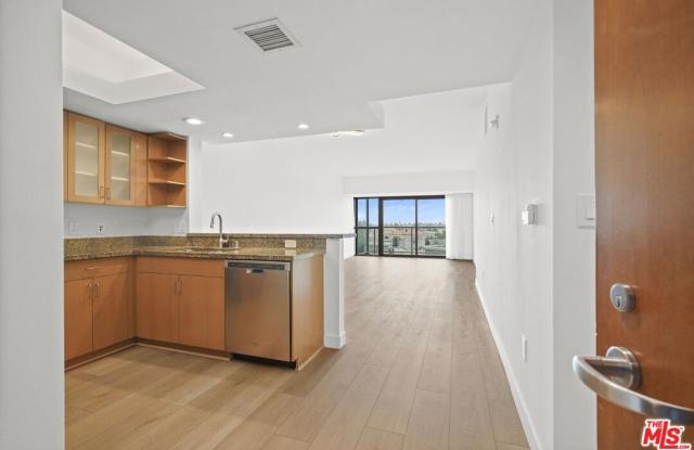 13700 Marina Pointe Dr Gallery 2