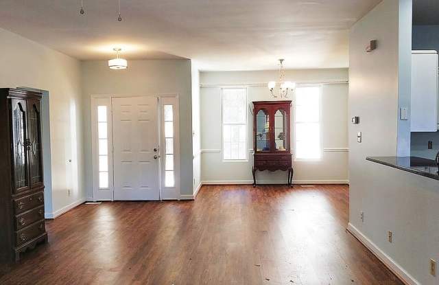 Room in 3 Bedroom Home at Glenco Rd Gallery 2