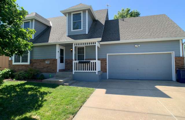 Beautiful & Clean 3 Bedroom Home in Lee's Summimt Gallery 1