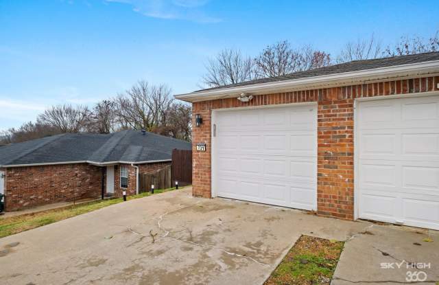 Modern Duplex in Fayetteville, AR Gallery 4