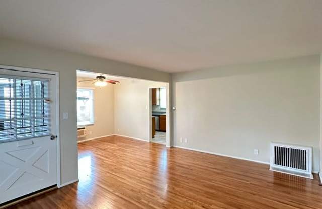 Lakewood 2 bed 1 bath House - Wood Flooring - 2 Car Gar - Gorgeous!!! Gallery 3