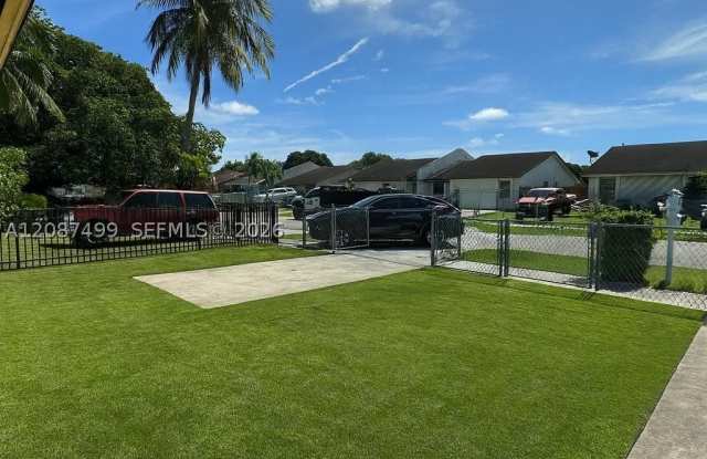 3611 NW 194th Ter Gallery 1