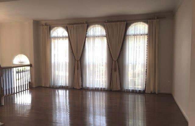 2771 MANHATTAN PLACE Gallery 4