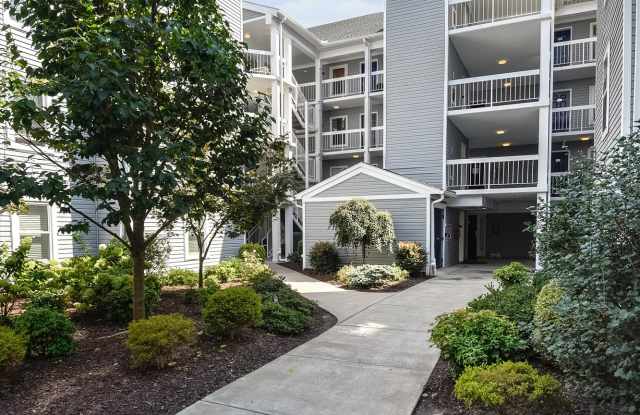 3176 Summit Square Dr Apt B12 - 3176 Summit Square Drive, Oakton, VA 22124