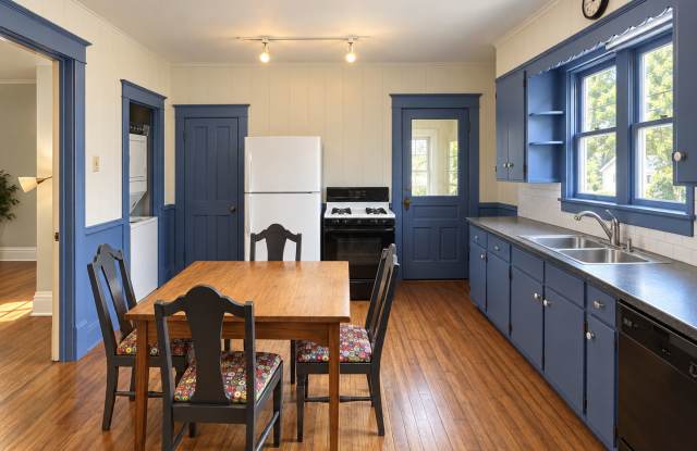 320 North Dodge - 4 Bedroom Gallery 1