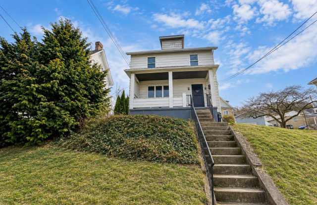 Coraopolis 3 Bedroom, 2 Bath House with Detached Garage Gallery 1