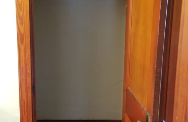 Spacious 4 BR/2 Bath single Family Home in West Blvd area photos photos