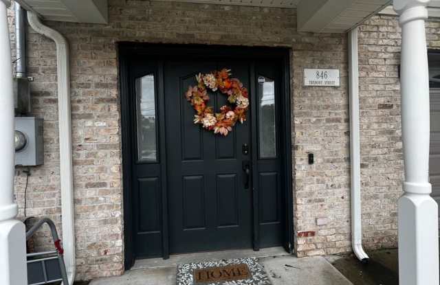 3 Br/2.5 Bath Townhouse - Located near Ruby Memorial Hospital - Available Now Gallery 3