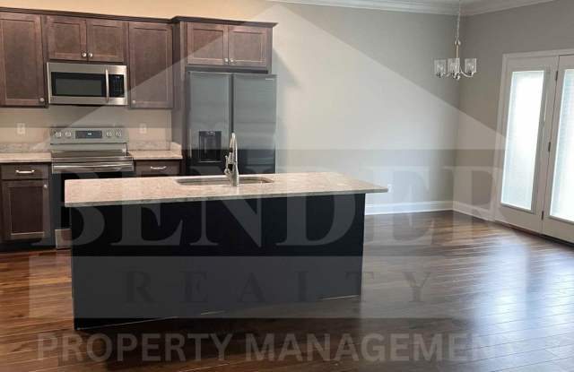 ** REDUCED ** BEAUTIFUL TOWNHOME Gallery 4