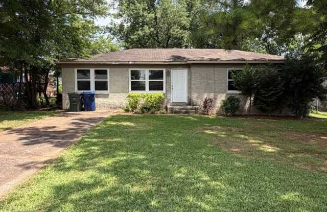 Charming 2-Bedroom Home with Bonus Room & Spacious Backyard photos photos Charming 2-Bedroom Home with Bonus Room & Spacious Backyard photos photos
