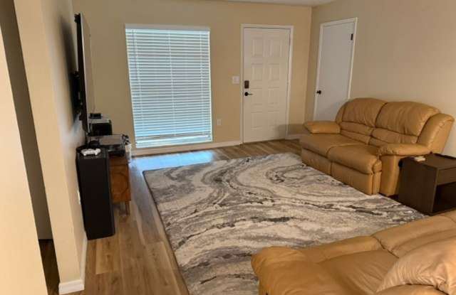 Beautifully Updated 2 bedroom Pool Home in a Great Location! Gallery 4