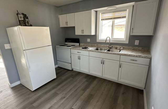 Renovated Southside 2BR/1BA duplex - 136 West Pinewood Drive, Bloomington, IN 47403