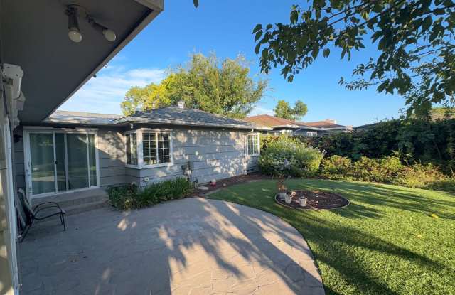 Massive Yard! 6 Bed / 2.5 Bath House on East Falls Gallery 3