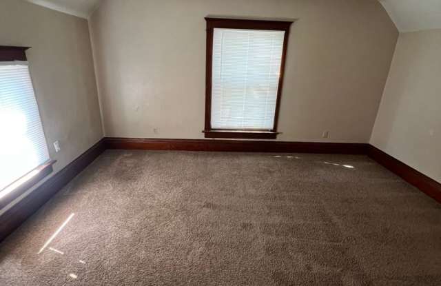 Large 4 bedroom house east of campus for August 2027 move-in Gallery 2