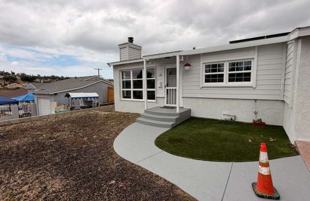Bright and charming 2 Bedroom / 1 Bathroom home with tons of natural light and plenty of outdoor space! photos photos